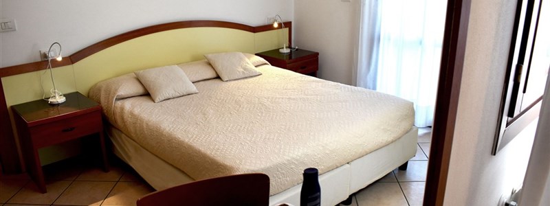 veduta-camera-appartamento-con-2-camere-da-letto-ilios-residence-1265682882